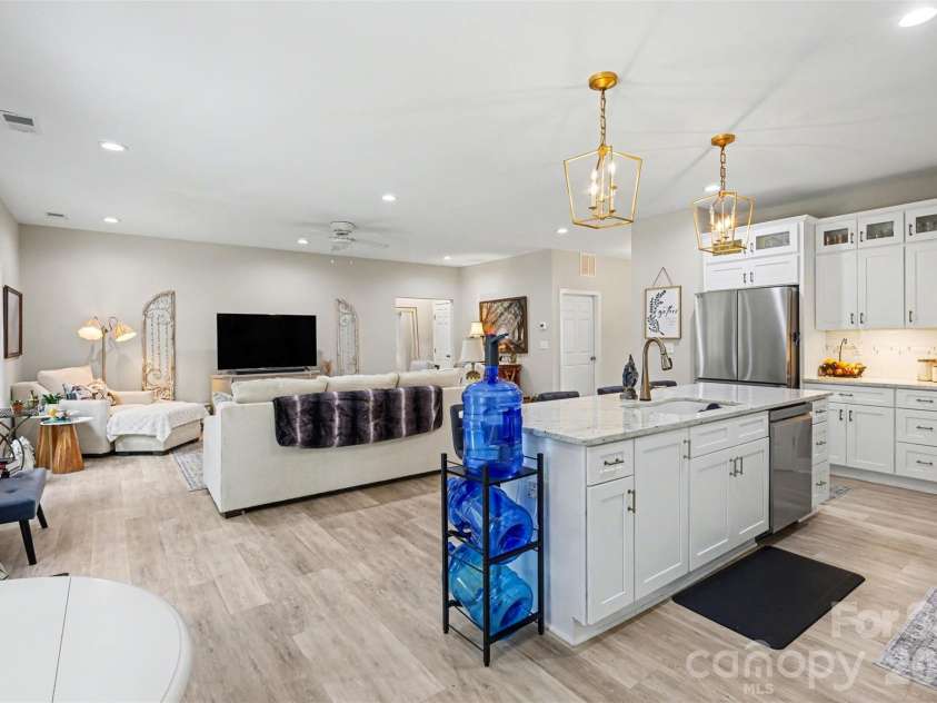 820 Sunset Pointe Drive, Salisbury, NC 28146.  MLS# CAR4363663, YatesRealty ID 11080. New Dishwasher