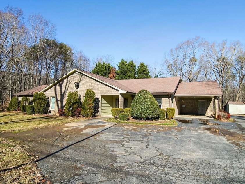 1015 Elizabeth Drive, Dallas, NC 28034.  MLS# CAR4322424, YatesRealty ID 11084. 