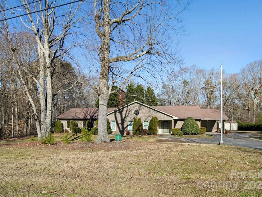 1015 Elizabeth Drive, Dallas, NC 28034.  MLS# CAR4322424, YatesRealty ID 11084. 