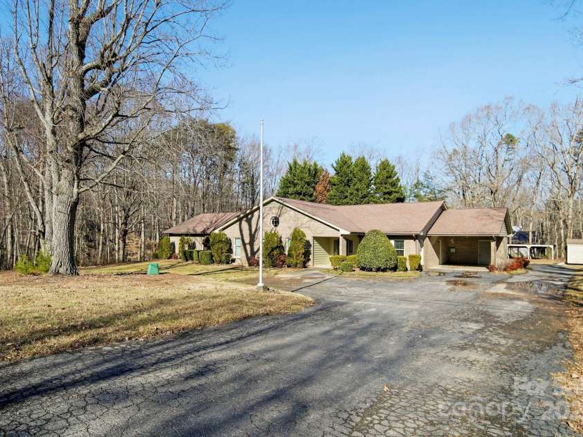 1015 Elizabeth Drive, Dallas, NC 28034.  MLS# CAR4322424, YatesRealty ID 11084. 