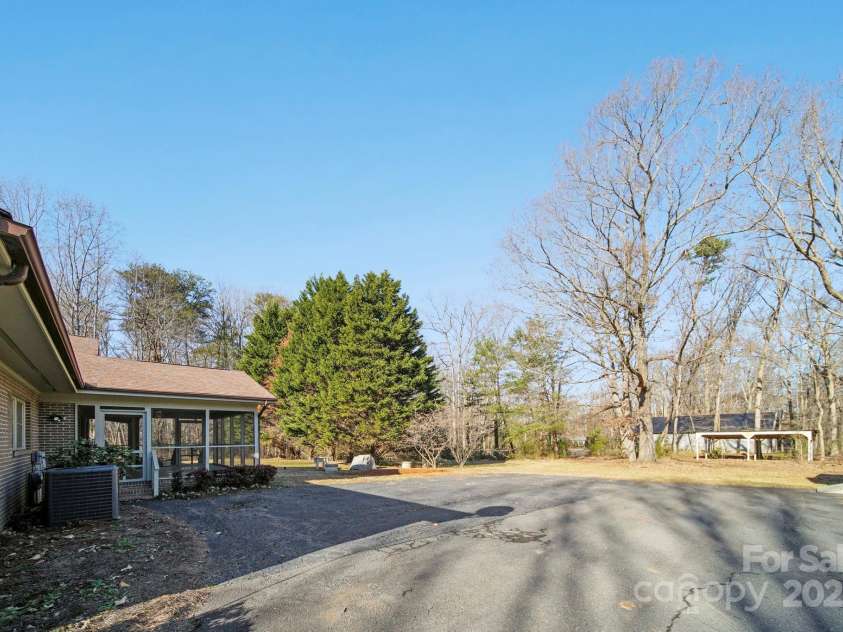 1015 Elizabeth Drive, Dallas, NC 28034.  MLS# CAR4322424, YatesRealty ID 11084. 