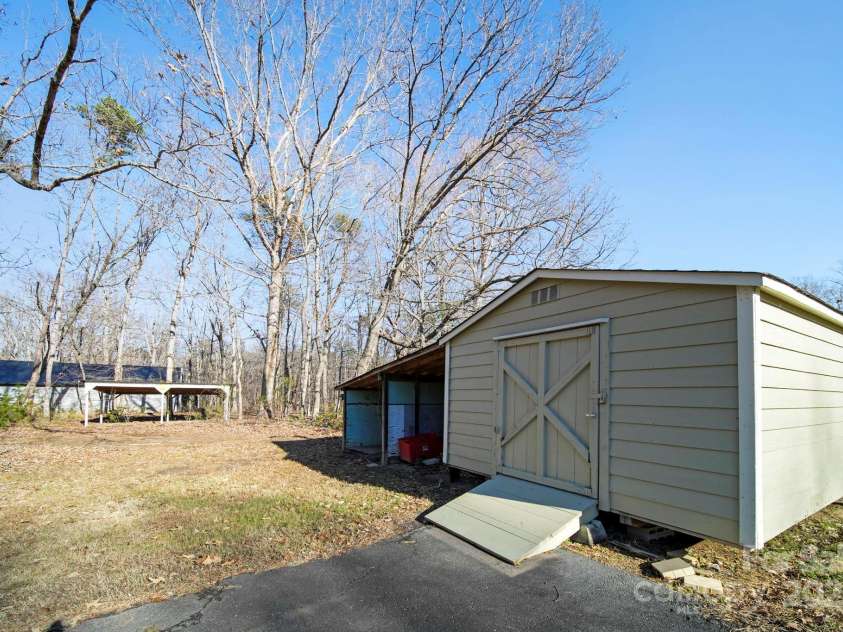 1015 Elizabeth Drive, Dallas, NC 28034.  MLS# CAR4322424, YatesRealty ID 11084. 