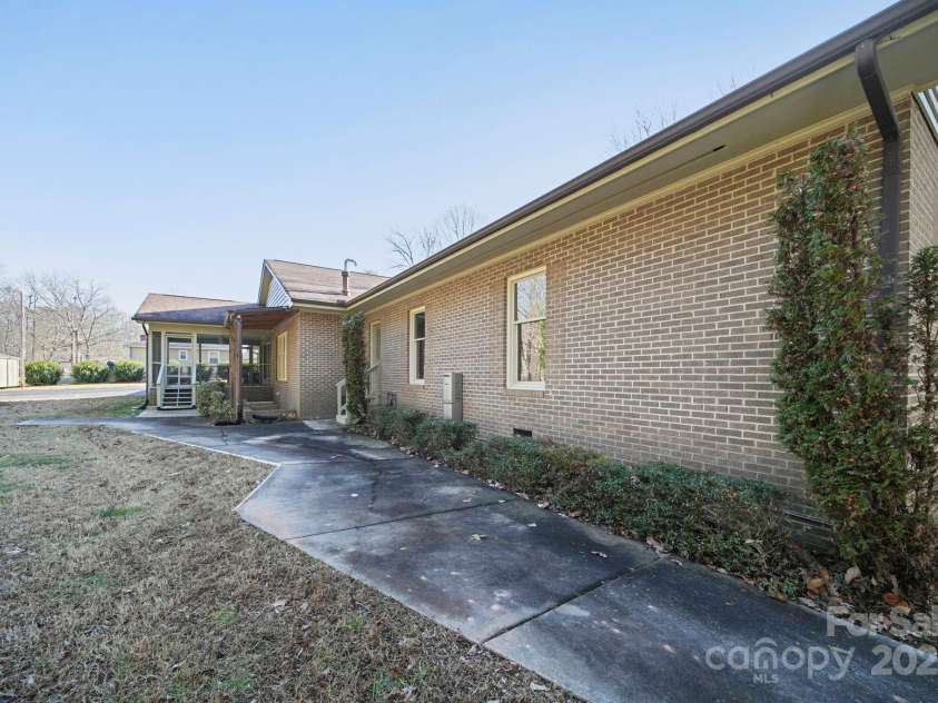 1015 Elizabeth Drive, Dallas, NC 28034.  MLS# CAR4322424, YatesRealty ID 11084. 