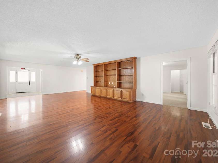 1015 Elizabeth Drive, Dallas, NC 28034.  MLS# CAR4322424, YatesRealty ID 11084. 
