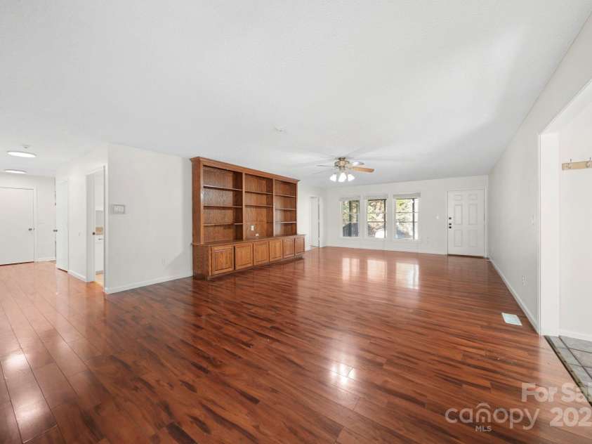 1015 Elizabeth Drive, Dallas, NC 28034.  MLS# CAR4322424, YatesRealty ID 11084. 