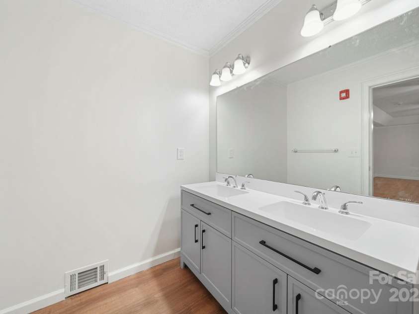 1015 Elizabeth Drive, Dallas, NC 28034.  MLS# CAR4322424, YatesRealty ID 11084. 