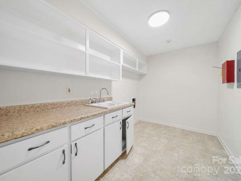 1015 Elizabeth Drive, Dallas, NC 28034.  MLS# CAR4322424, YatesRealty ID 11084. 