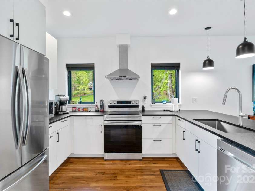 110 Timberview Drive, Swannanoa, NC 28778.  MLS# CAR4304765, YatesRealty ID 11084. Great Kitchen For Entertaining