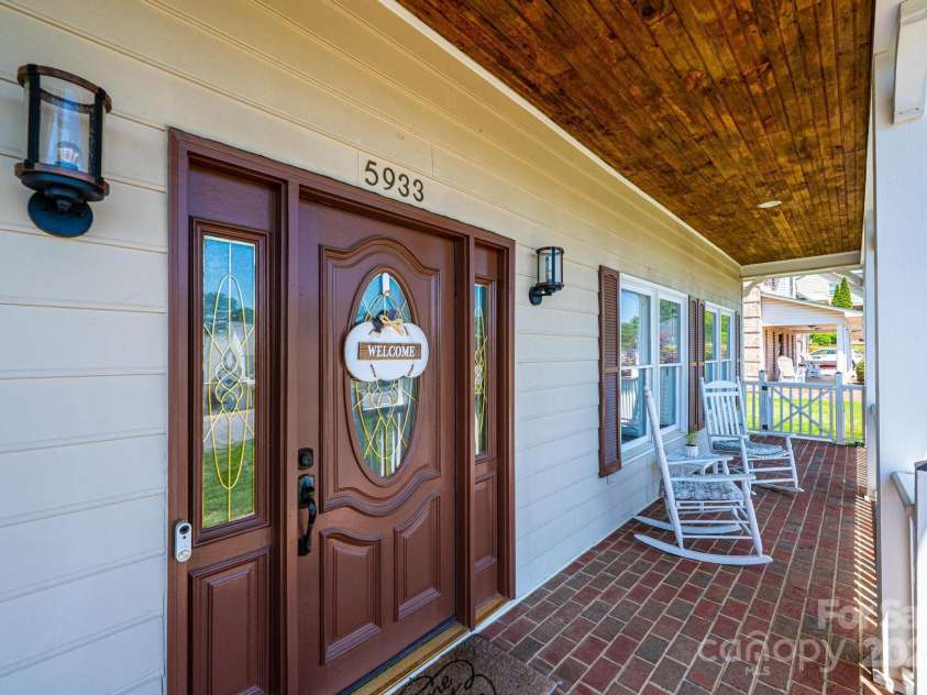 5933 Flintlock Court, Hickory, NC 28601.  MLS# CAR4251397, YatesRealty ID 11085. 