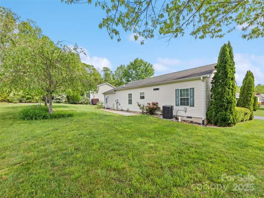 135 Middle Street, Hendersonville, NC 28792.  MLS# CAR4248149, YatesRealty ID 11087. 