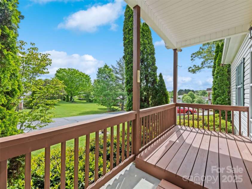 135 Middle Street, Hendersonville, NC 28792.  MLS# CAR4248149, YatesRealty ID 11087. 