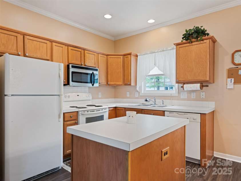 135 Middle Street, Hendersonville, NC 28792.  MLS# CAR4248149, YatesRealty ID 11087. 