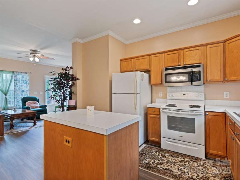 135 Middle Street, Hendersonville, NC 28792.  MLS# CAR4248149, YatesRealty ID 11087. 