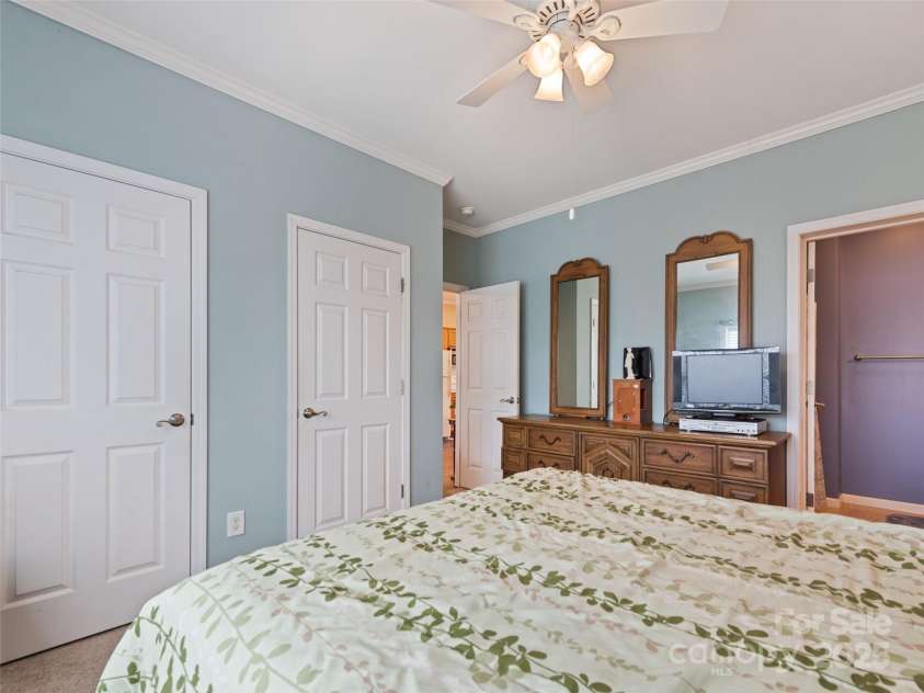 135 Middle Street, Hendersonville, NC 28792.  MLS# CAR4248149, YatesRealty ID 11087. 