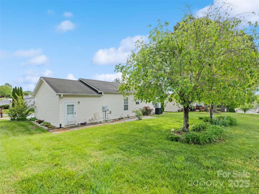 135 Middle Street, Hendersonville, NC 28792.  MLS# CAR4248149, YatesRealty ID 11087. 