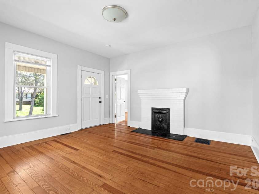 29 Allen Street, Asheville, NC 28806.  MLS# CAR4359899, YatesRealty ID 11091. 