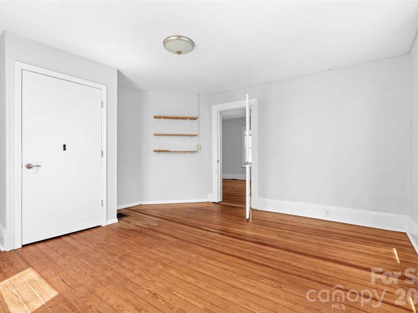 29 Allen Street, Asheville, NC 28806.  MLS# CAR4359899, YatesRealty ID 11091. 