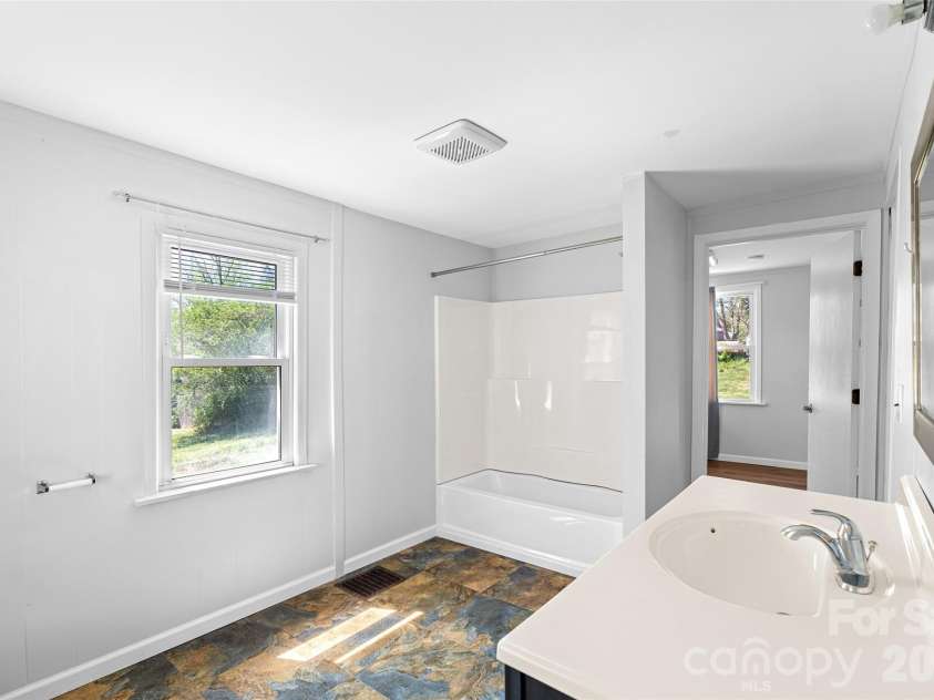 29 Allen Street, Asheville, NC 28806.  MLS# CAR4359899, YatesRealty ID 11091. 
