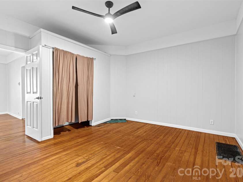 29 Allen Street, Asheville, NC 28806.  MLS# CAR4359899, YatesRealty ID 11091. 