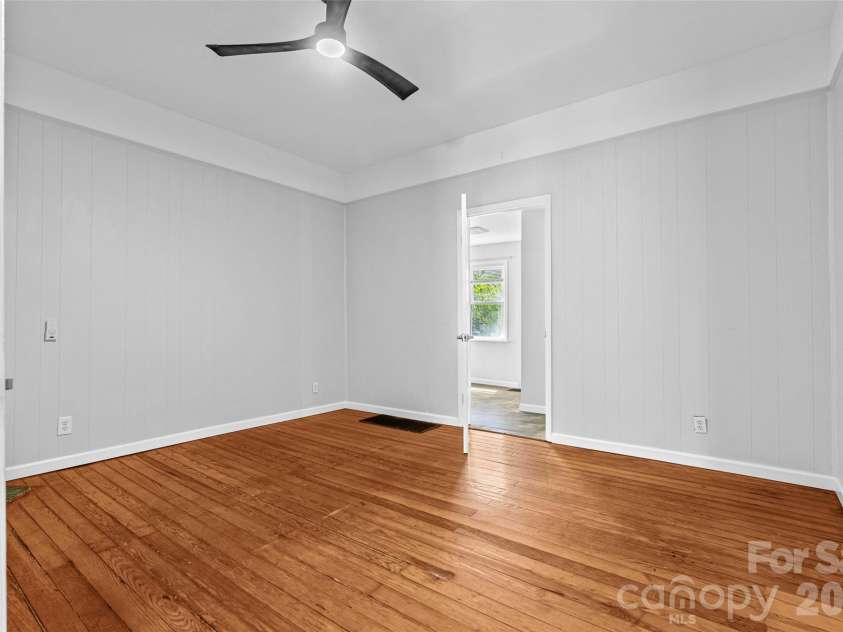 29 Allen Street, Asheville, NC 28806.  MLS# CAR4359899, YatesRealty ID 11091. 