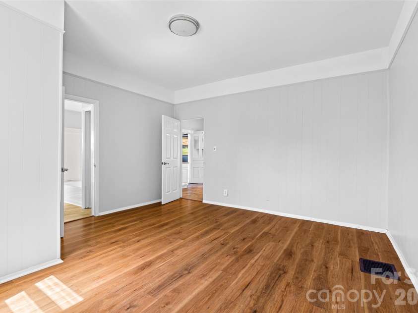 29 Allen Street, Asheville, NC 28806.  MLS# CAR4359899, YatesRealty ID 11091. 
