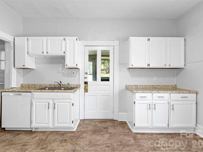 29 Allen Street, Asheville, NC 28806.  MLS# CAR4359899, YatesRealty ID 11091. 