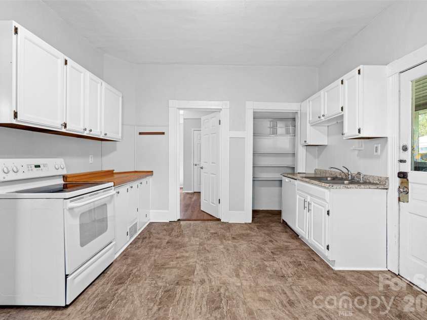 29 Allen Street, Asheville, NC 28806.  MLS# CAR4359899, YatesRealty ID 11091. 