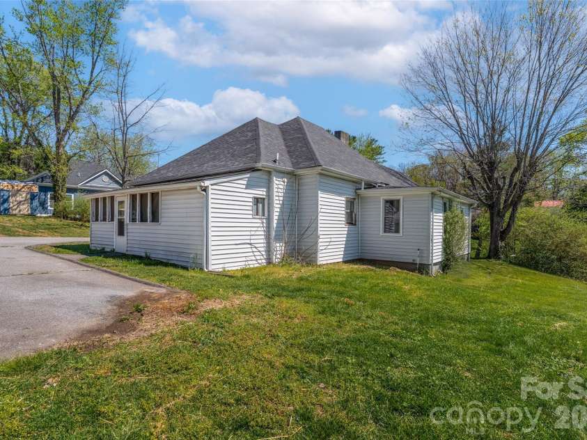29 Allen Street, Asheville, NC 28806.  MLS# CAR4359899, YatesRealty ID 11091. 