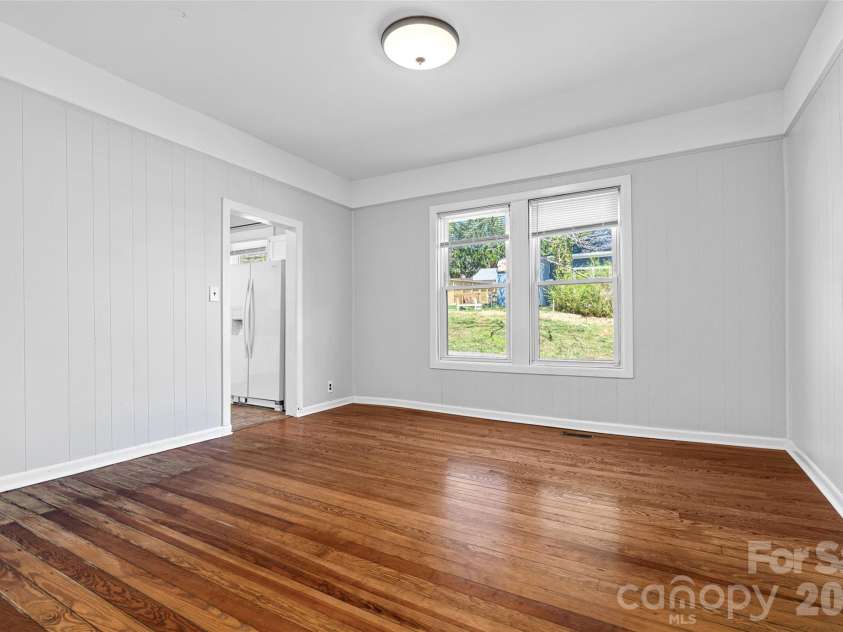 29 Allen Street, Asheville, NC 28806.  MLS# CAR4359899, YatesRealty ID 11091. Dining room
