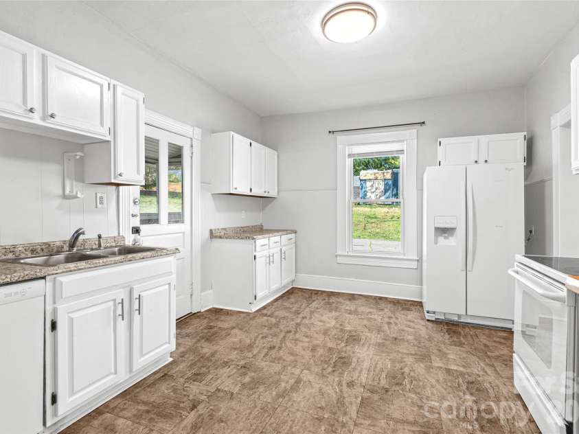 29 Allen Street, Asheville, NC 28806.  MLS# CAR4359899, YatesRealty ID 11091. Generous sized kitchen