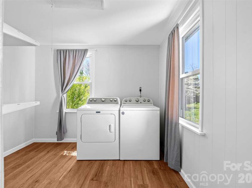 29 Allen Street, Asheville, NC 28806.  MLS# CAR4359899, YatesRealty ID 11091. Main level laundry