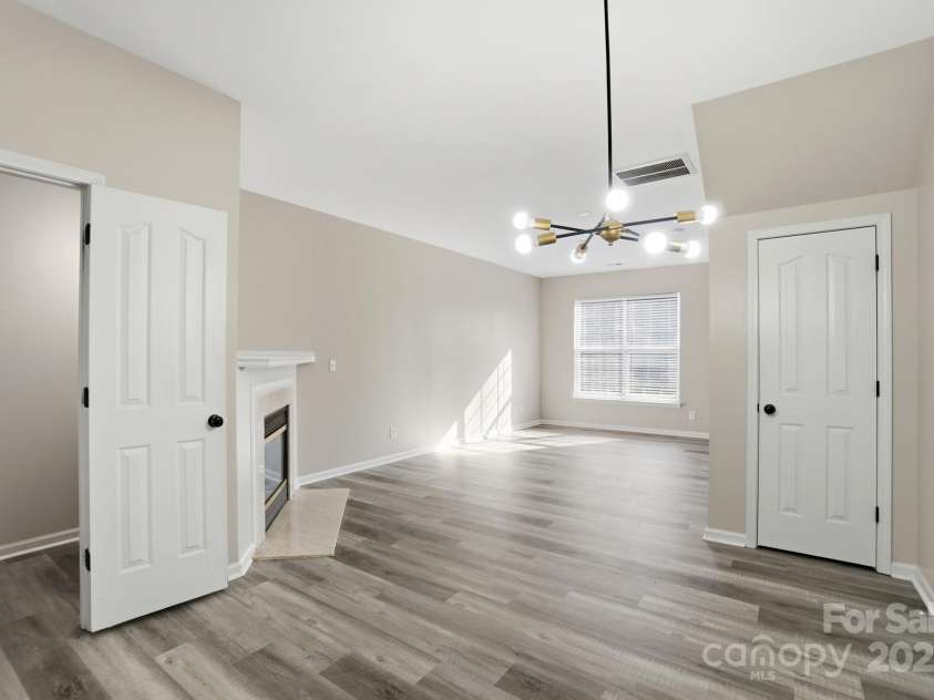 4944 Kotlik Drive, Charlotte, NC 28269.  MLS# CAR4326057, YatesRealty ID 11092. Dining area