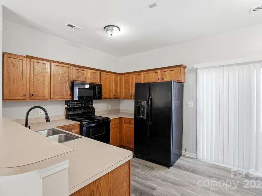 4944 Kotlik Drive, Charlotte, NC 28269.  MLS# CAR4326057, YatesRealty ID 11092. Kitchen