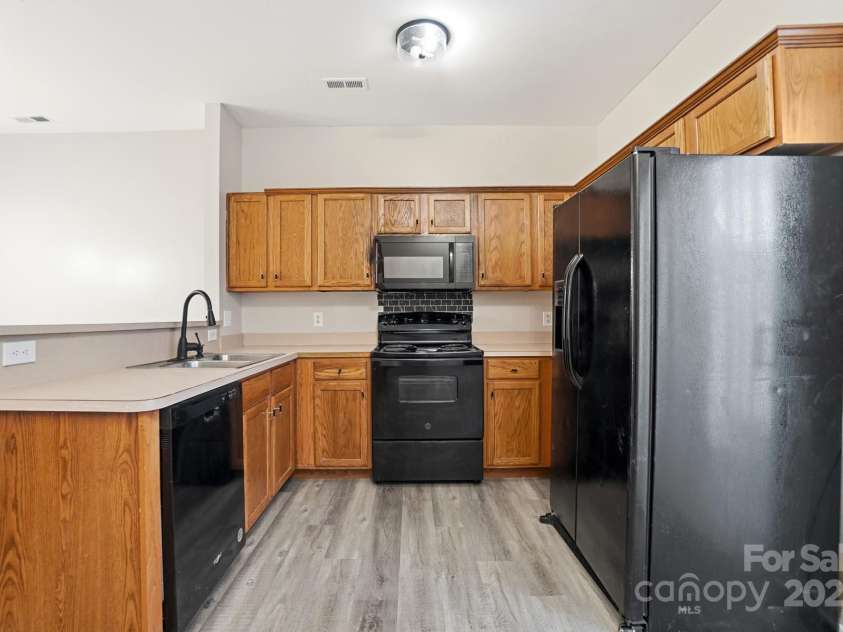 4944 Kotlik Drive, Charlotte, NC 28269.  MLS# CAR4326057, YatesRealty ID 11092. Kitchen