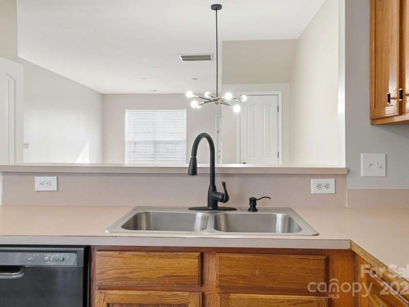 4944 Kotlik Drive, Charlotte, NC 28269.  MLS# CAR4326057, YatesRealty ID 11092. Kitchen