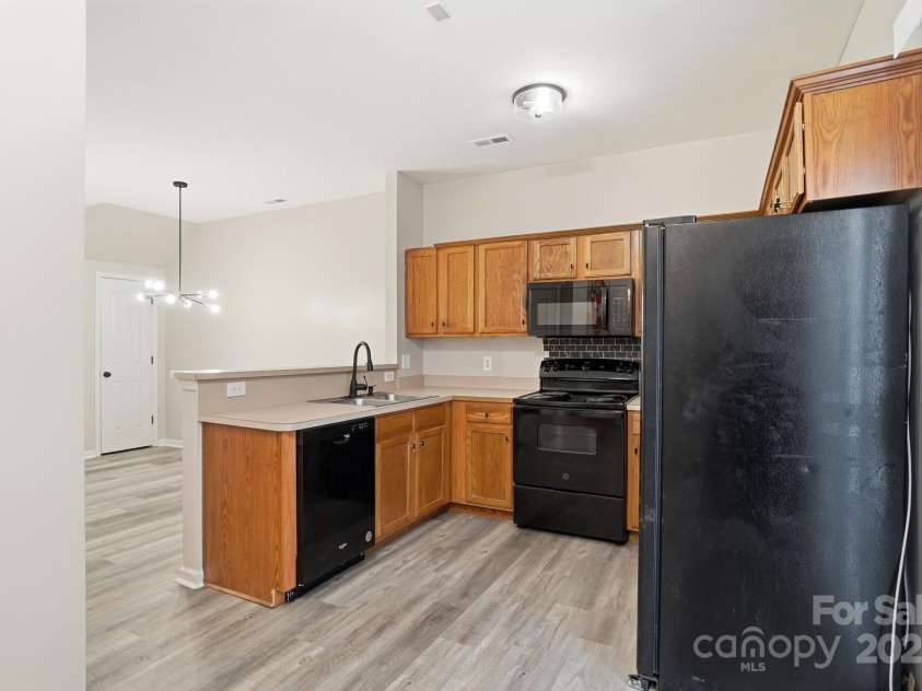 4944 Kotlik Drive, Charlotte, NC 28269.  MLS# CAR4326057, YatesRealty ID 11092. Kitchen