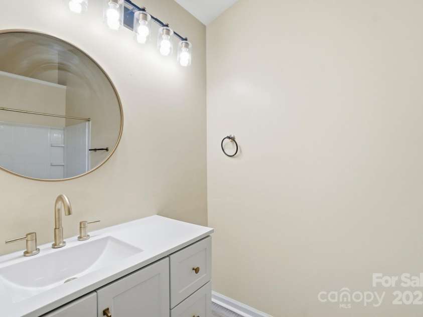4944 Kotlik Drive, Charlotte, NC 28269.  MLS# CAR4326057, YatesRealty ID 11092. Primary Bath
