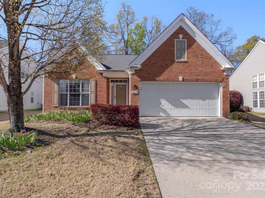 9205 Kestral Ridge Drive, Charlotte, NC 28269.  MLS# CAR4231502, YatesRealty ID 11095. 