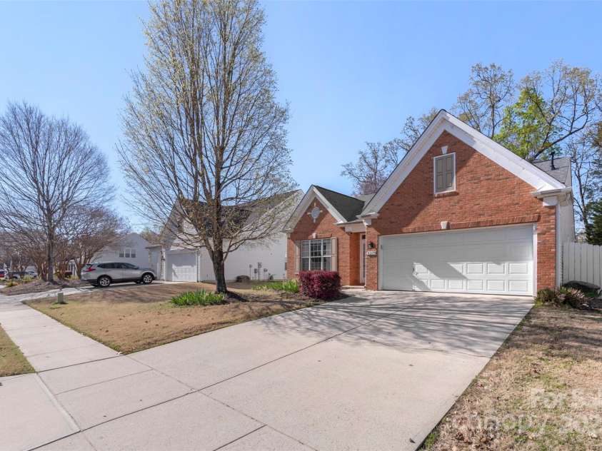 9205 Kestral Ridge Drive, Charlotte, NC 28269.  MLS# CAR4231502, YatesRealty ID 11095. 