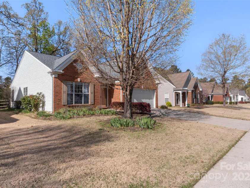 9205 Kestral Ridge Drive, Charlotte, NC 28269.  MLS# CAR4231502, YatesRealty ID 11095. 