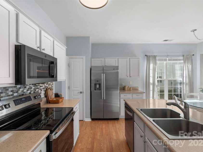 9205 Kestral Ridge Drive, Charlotte, NC 28269.  MLS# CAR4231502, YatesRealty ID 11095. 