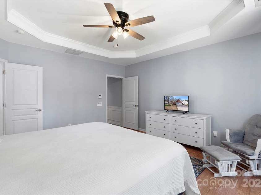 9205 Kestral Ridge Drive, Charlotte, NC 28269.  MLS# CAR4231502, YatesRealty ID 11095. 