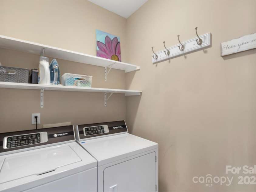 9205 Kestral Ridge Drive, Charlotte, NC 28269.  MLS# CAR4231502, YatesRealty ID 11095. 