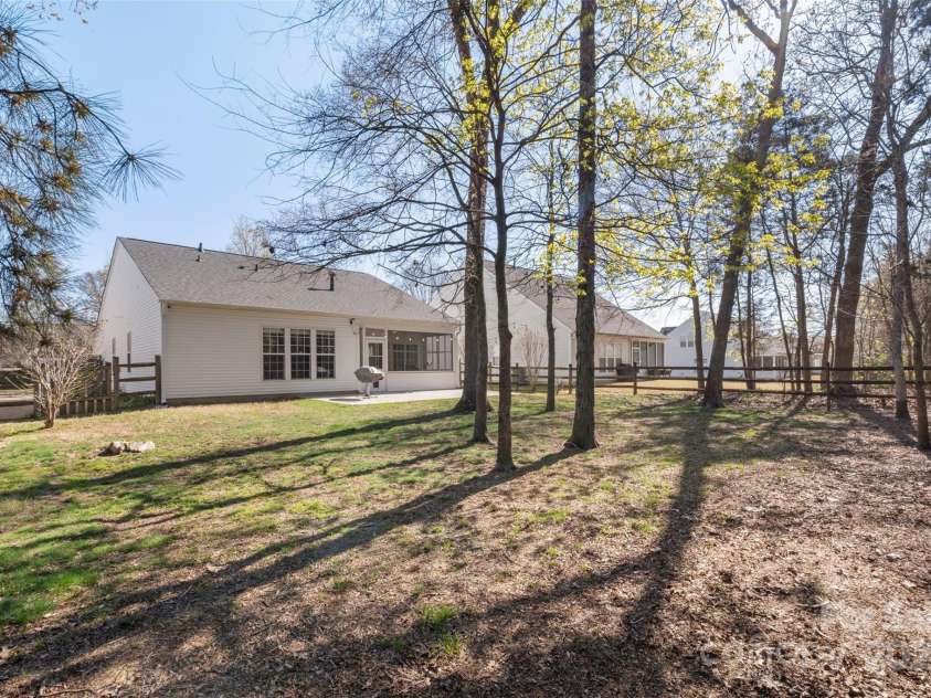 9205 Kestral Ridge Drive, Charlotte, NC 28269.  MLS# CAR4231502, YatesRealty ID 11095. 