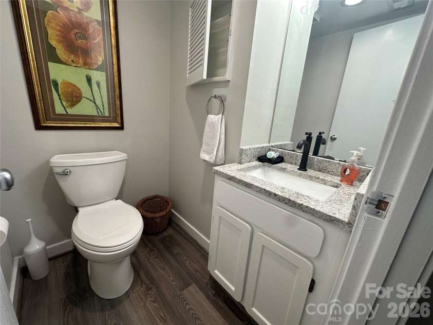 315 Spruce Street, Winston Salem, NC 27101.  MLS# CAR4362792, YatesRealty ID 11096. Half Bath