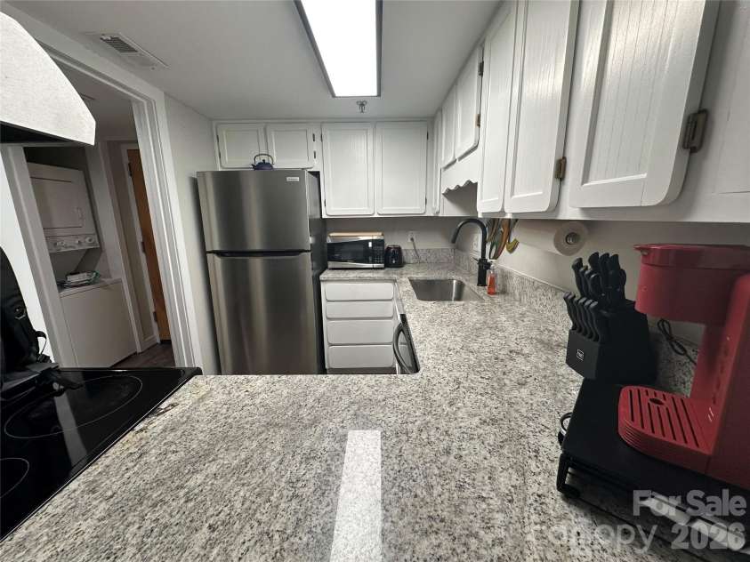 315 Spruce Street, Winston Salem, NC 27101.  MLS# CAR4362792, YatesRealty ID 11096. Kitchen