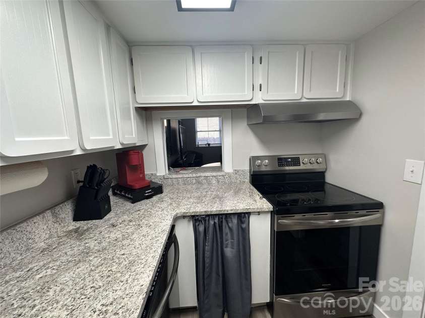 315 Spruce Street, Winston Salem, NC 27101.  MLS# CAR4362792, YatesRealty ID 11096. Kitchen with passthrough