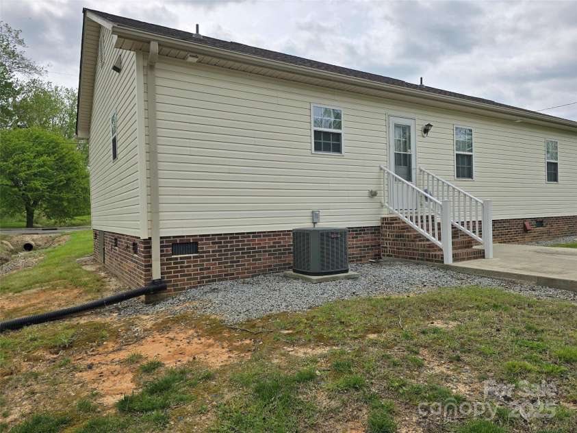 615 Tremont Street, Troy, NC 27371.  MLS# CAR4250757, YatesRealty ID 11097. 