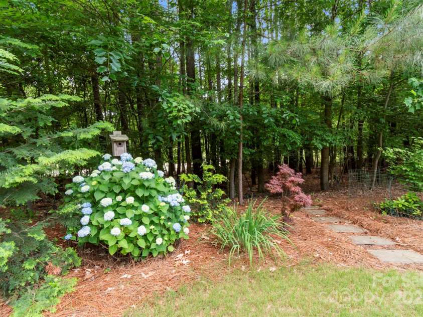 16824 Ashton Oaks Drive, Charlotte, NC 28278.  MLS# CAR4221737, YatesRealty ID 1110. 