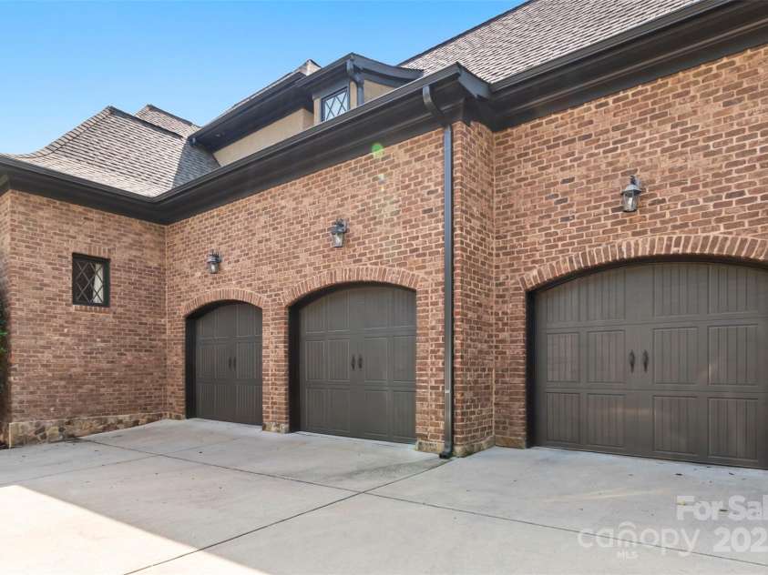 16824 Ashton Oaks Drive, Charlotte, NC 28278.  MLS# CAR4221737, YatesRealty ID 1110. 